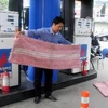 Kiểm tra các điểm kinh doanh xăng dầu tại Hà Nội. (Ảnh: Trần Việt Tú/TTXVN)
