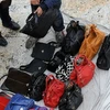 Các túi xách hàng nhái bày bán tại Rome. (Nguồn: AFP/TTXVN)