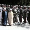 Tổng thống Iran Hassan Rowhani (trái) và Quốc vương Qaboos bin Said (phải) duyệt đội danh dự tại lễ đón ở Tehran. (Nguồn: AFP/TTXVN)