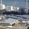Bốn lò phản ứng hạt nhân và nhiều bồn chứa nước nhiễm xạ tại nhà máy điện hạt nhân Fukushima tháng 2/2013. (Nguồn: Kyodo/TTXVN)