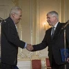 Tổng thống Milos Zeman (trái) chấp nhận đơn từ chức của Thủ tướng Jiri Rusnok tại Prague. (Nguồn: AFP/TTXVN)