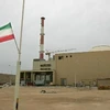 Bên ngoài tòa nhà có lò phản ứng của nhà máy điện hạt nhân Bushehr ở thành phố Bushehr, cách thủ đô Tehran 1.200km về phía nam, ngày 3/4/2007. (Nguồn: AFP/TTXVN)