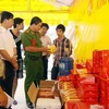 Đoàn kiểm tra liên ngành kiểm tra quầy bánh trung thu Kinh Đô trước cửa Trung tâm thương mại chợ Mơ, phố Bạch Mai, quận Hai Bà Trưng. (Ảnh: Quý Trung/TTXVN)