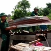 Huyện đội Đức Trọng cử lực lượng dọn dẹp hiện trường giúp người dân. (Ảnh: Nguyễn Dũng/Vietnam+)