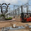 Thi công nâng dung lượng tụ bù dọc đường dây 500 kV Pleiku - Phú Lâm. (Ảnh: Ngọc Hà/TTXVN)