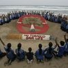 Tác phẩm điêu khắc trên cát "Không hút thuốc lá để bảo vệ cuộc sống" của nghệ sỹ tranh cát Ấn Độ Sudarshan Pattnaik trưng bày trên bãi biển Puri, miền đông Ấn Độ. (Nguồn: THX/TTXVN)