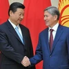 Tổng thống Kyrgyzstan Almazbek Atambayev (phải) gặp và làm việc với Chủ tịch Trung Quốc Tập Cận Bình đang trong chuyến thăm chính thức Kyrgyzstan. (Nguồn: AFP/TTXVN)