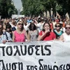 Biểu ngữ "Không cắt giảm nhân công, ổn định việc làm" trong cuộc tuần hành hưởng ứng đình công ở Athens. (Nguồn: AFP/TTXVN)