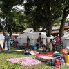 Cảnh sinh hoạt của những người tị nạn tại nhà thờ ở thủ đô Brazzaville của Congo. (Nguồn: THX/TTXVN)
