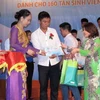 Trao học bổng "Tiếp sức đến trường" cho các tân sinh viên ở Nghệ An. (Ảnh: Nguyễn Văn Nhật/TTXVN)