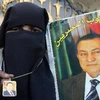 Một người ủng hộ cựu Tổng thống Hosni Mubarak cầm ảnh của ông bên ngoài bệnh viện nơi ông điều trị ở Cairo. (Nguồn: AFP/TTXVN)
