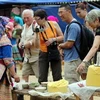 Du khách quốc tế tham quan,mua sắm ở chợ phiên Cán Cấu, huyện Si Ma Cai. (Ảnh: Tuấn Anh/TTXVN)