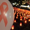 Thắp nến bày tỏ tình yêu thương và chăm sóc đối với những người nhiễm HIV và AIDS tại Berlin (Đức) ngày 30/11. (Ảnh: THX/TTXVN)