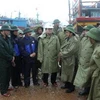 Phó Thủ tướng Hoàng Trung Hải kiểm tra tàu, thuyền neo đậu tại Khu tránh, trú bão Cửa Việt. (Ảnh: Hồ Cầu/TTXVN)