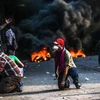 Những người ủng hộ Tổng thống bị lật đổ Mohamed Morsi đốt lốp xe trong cuộc biểu tình ở Cairo. (Nguồn: THX/TTXVN)