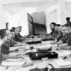Đại tướng Võ Nguyên Giáp cùng các đồng chí trong Quân ủy Trung ương họp bàn công tác chiến đấu và xây dựng lực lượng vũ trang. (Ảnh: TTXVN)