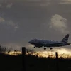 Một máy bay chuẩn bị hạ cánh tại sân bay Heathrow ngày 15/1. (Nguồn: AFP/TTXVN)