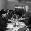 Đại tướng Võ Nguyên Giáp cùng các đại biểu đoàn Bình Trị Thiên thảo luận tại tổ, đóng góp vào Dự thảo Báo cáo chính trị Đại hội VI của Đảng, ngày 7/12/1986. (Ảnh: Kim Hùng/TTXVN)
