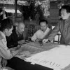 Đại tướng Võ Nguyên Giáp (đứng, bên phải) trình bày với Chủ tịch Hồ Chí Minh và các đồng chí lãnh đạo Đảng, Nhà nước bàn kế hoạch mở chiến dịch Điện Biên Phủ năm 1954. (Ảnh: Tư liệu TTXVN)