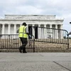 Nhân viên đóng cửa đài tưởng niệm Lincoln ở Washington DC., ngày 1/10. (Nguồn: AFP/TTXVN)
