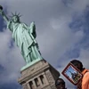 Khách du lịch tham quan Tượng Nữ thần Tự do ngày 13/10. (Nguồn: AFP/TTXVN)