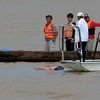 Lực lượng cứu hộ Lào tìm thấy thi thể nạn nhân trên sông Mekong ngày 18/10. (Nguồn: AFP/TTXVN)
