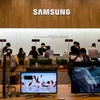 Khách hàng xem xét các sản phẩm điện tử của Samsung tại cửa hàng giới thiệu sản phẩm ở thủ đô Seoul ngày 5/7. (Nguồn: AFP/TTXVN)