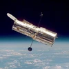 Kính viễn vọng Hubble di chuyển trong không gian (Nguồn: Internet)