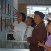 Công chúng đến xem triển lãm về cuộc khởi nghĩa Ba Tơ. (Ảnh: Đoàn Hữu Trung)