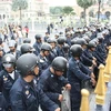 Lực lượng cảnh sát Thái Lan bảo vệ toà nhà Chính phủ. (Nguồn: Internet)