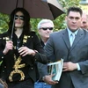 Vệ sĩ Alberto Alvarez trong một lần tháp tùng Michael Jackson. (Nguồn: Internet)