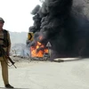 Chiếc xe chở dầu của NATO bị đánh bom ở Khyber, Pakistan. (Nguồn: AFP/TTXVN) 