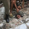 Cứu hộ nạn nhân trong đống đổ nát ở Guaratiba ngày 7/4. (Nguồn: AFP/TTXVN) 