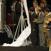 Tổng thống Mahmoud Ahmadinejad (giữa) và các quan chức Tổ chức hạt nhân Iran giới thiệu mẫu vật của máy li tâm thế hệ thứ ba. (Nguồn: AFP/TTXVN) 