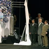 Tổng thống Iran Mahmoud Ahmadinejad (trái) giới thiệu mẫu vật của máy li tâm thế hệ thứ ba với các quan chức. (Nguồn: THX/TTXVN)