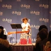 Nghệ sỹ Ngô Trà My biểu diễn đàn bầu tại Hội Châu Á ở New York. (Ảnh: Hữu Nghị/Vietnam+) 