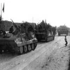 Quân giải phóng trên xa lộ Biên Hòa tiến vào nội đô Sài Gòn.( Ảnh: Vũ Tạo/TTXVN) 