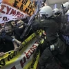 Những người biểu tình xung đột với cảnh sát trước cửa trụ sở Bộ tài Chính ở Athens. (Nguồn: AFP/TTXVN) 