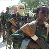 Trẻ em bị ép cầm súng trong các nhóm vũ trang của Somalia. (Nguồn: Internet)
