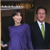 Lãnh đạo Đảng Bảo thủ đối lập David Cameron (phải) cùng phu nhân sau khi bỏ phiếu tại điểm bầu cử ở Spelsbury. (Nguồn: AFP/TTXVN) 