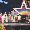 Giám khảo và thí sinh trong đêm chung kết Đồ Rê Mí 2009 tại Hà Nội. (Nguồn: Internet)