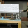Sĩ quan quân đội Hàn Quốc giới thiệu về quả ngư lôi, được cho là làm đắm tàu Cheonan, tại cuộc họp báo ở Seoul ngày 20/5. (Nguồn: AFP/TTXVN) 