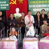 Tổ chức Vietnam Outreach tặng xe lăn cho trẻ khuyết tật tỉnh Hà Tĩnh cuối năm 2009. (Nguồn: baohatinh.vn )