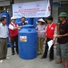 Người dân Nghệ An nhận hàng cứu trợ của Hội CTĐ Việt Nam và các tổ chức CTĐ quốc tế tháng 8/2009. (Nguồn: Internet)