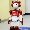 Robot EMIEW2 có khả năng di chuyển linh hoạt và nhận dạng chính xác giọng nói con người. (Nguồn: AFP)