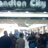 Trung tâm mua sắm Sandton City, Nam Phi đông đúc hơn ngày thường nhờ World Cup. (Nguồn: Internet)