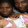 Cặp vợ chồng da đen và cô con gái da trắng, tóc vàng. (Nguồn: The Sun)