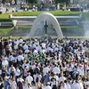 Người dân Nhật Bản cầu nguyện cho các nạn nhân tại lễ tưởng niệm. (Nguồn: AFP/TTXVN)