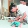 Một em bé Trung Quốc nghi dậy thì sớm đang được kiểm tra. (Nguồn: Internet)
