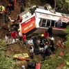Nhân viên cứu hộ chuyển thi thể các nạn nhân trong vụ tai nạn. (Nguồn: AFP/TTXVN)